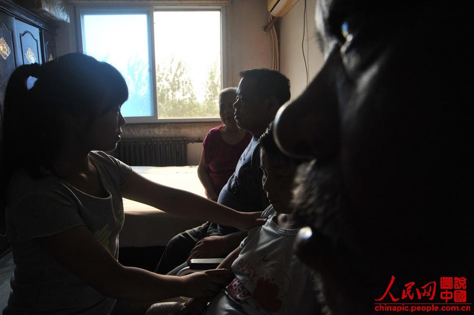 Picture taken on July 12, 2013 shows Gao Ran(left) with her parents and grandparents. (Xinhua/Hu Linyun)