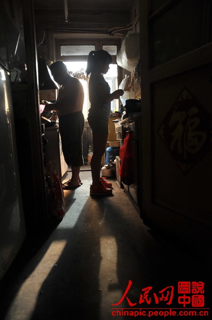 After school, Gao helps her father prepare dinner on July 12, 2013. (Xinhua/Hu Linyun)