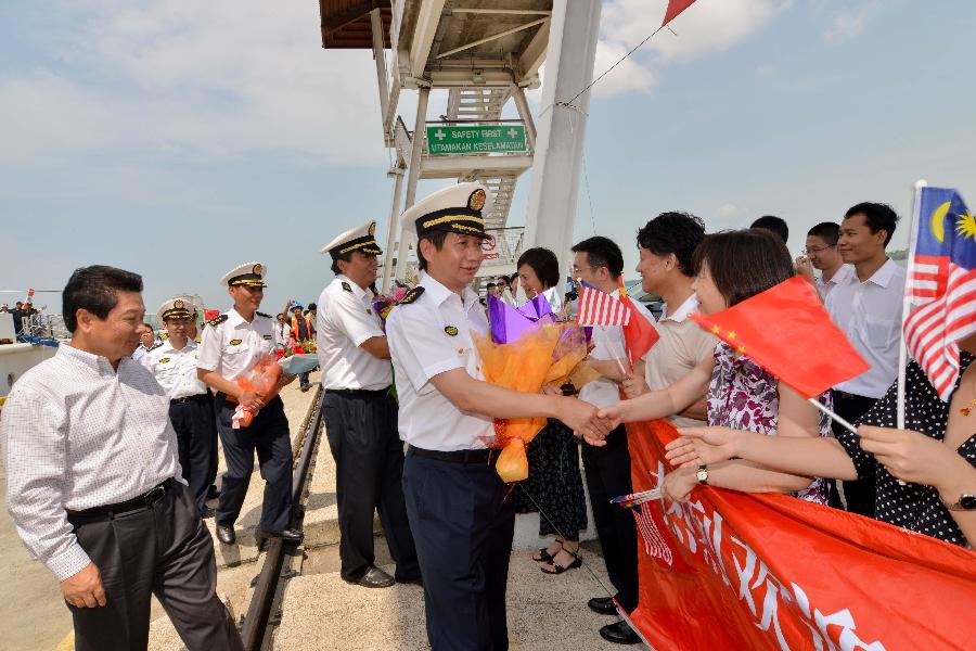 People welcome the arrival of China's patrol and search-and-rescue vessel "Haixun 01" in Pelaboham Kelang in Malaysia, July 31, 2013. The "Haixun 01" arrived in Pelaboham Kelang Wednesday for a five-day visit. (Xinhua/Chong Voon Chung)