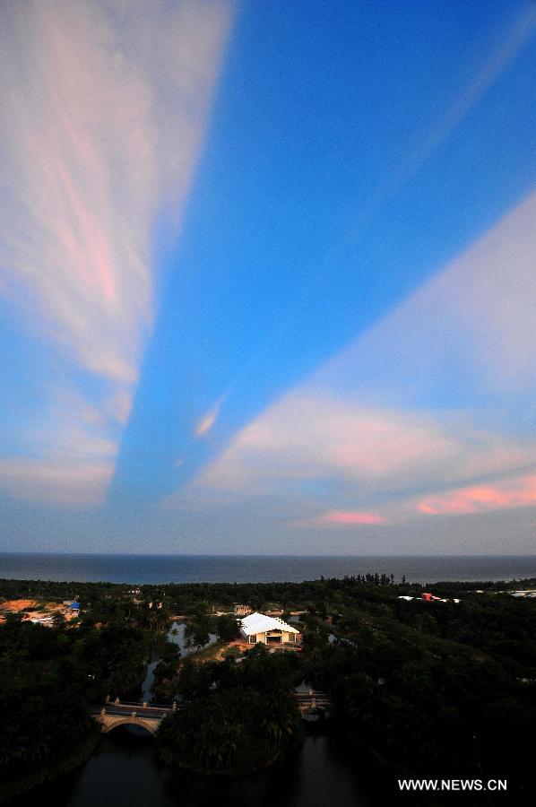 Photo taken on July 31, 2013 shows an unusual astronomical phenomena above the sky in Bo'ao Town of Qionghai City, south China's Hainan Province. (Xinhua/Guo Cheng)