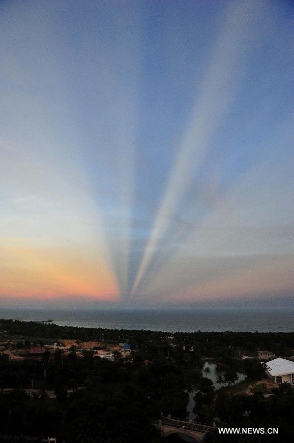 Photo taken on July 31, 2013 shows an unusual astronomical phenomena above the sky in Bo'ao Town of Qionghai City, south China's Hainan Province. (Xinhua/Guo Cheng)