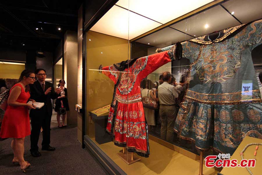 An exhibit titled " The Splendors of Royal Costume: Qing Court Attire" kicks off in Hong Kong on July 30, 2013. More than 130 sets of customs on exhibit are borrowed from the Palace Museum, which includes the armor and helmet of Emperor Kangxi, the dragon robe of Emperor Yongzheng, the court robe of Emperor Qianlong, the matrimonial dragon robes of Emperor and Empress Guangxu, and the surcoat of Puyi the last emperor of the Qing dynasty. A photo of Emperor Qianlong's regular costumes. (CNS/ Hong Shaokui)