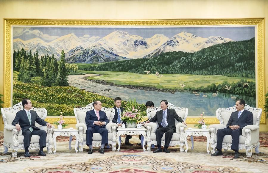 Liu Qibao (2nd R), head of the Communist Party of China (CPC) Central Committee's Publicity Department, meets with members of a delegation from the Republic of Korea (ROK), in Beijing, capital of China, July 31, 2013. The ROK delegation attended the Fifth High-level Dialogue of China-ROK media on July 30 in Beijing. (Xinhua/Wang Ye)
