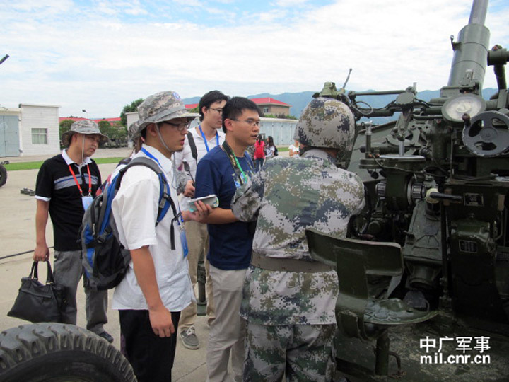The picture shows Chinese and overseas reporters communicate with officers and men of an air-defense brigade under the Lanzhou MAC of the PLA.