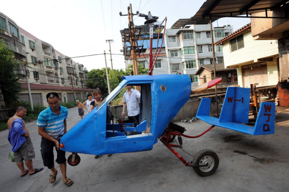Wen Jiaquan, a 54-year-old repairman, makes a rotorcraft by following the video and indications on Internet in southwest China's Chongqing municipality on July 28, 2013. He and his wife have never flown before but shared the same dream of flying in the sky. Wen who only received primary school education has spent 10,000 yuan ($1,630) on the semi-finished rotorcraft. As the rotorcraft hasn't been finished, we still don't know if it can be a success. (Photo/GMW)