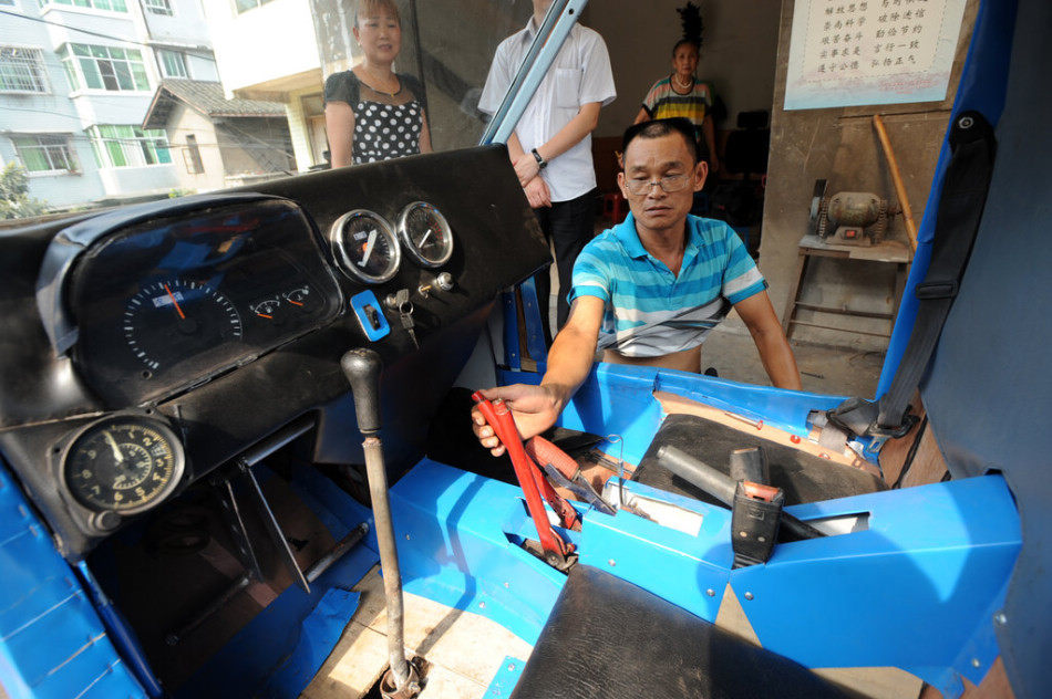 Wen Jiaquan, a 54-year-old repairman, makes a rotorcraft by following the video and indications on Internet in southwest China's Chongqing municipality on July 28, 2013. He and his wife have never flown before but shared the same dream of flying in the sky. Wen who only received primary school education has spent 10,000 yuan ($1,630) on the semi-finished rotorcraft. As the rotorcraft hasn't been finished, we still don't know if it can be a success. (Photo/GMW)