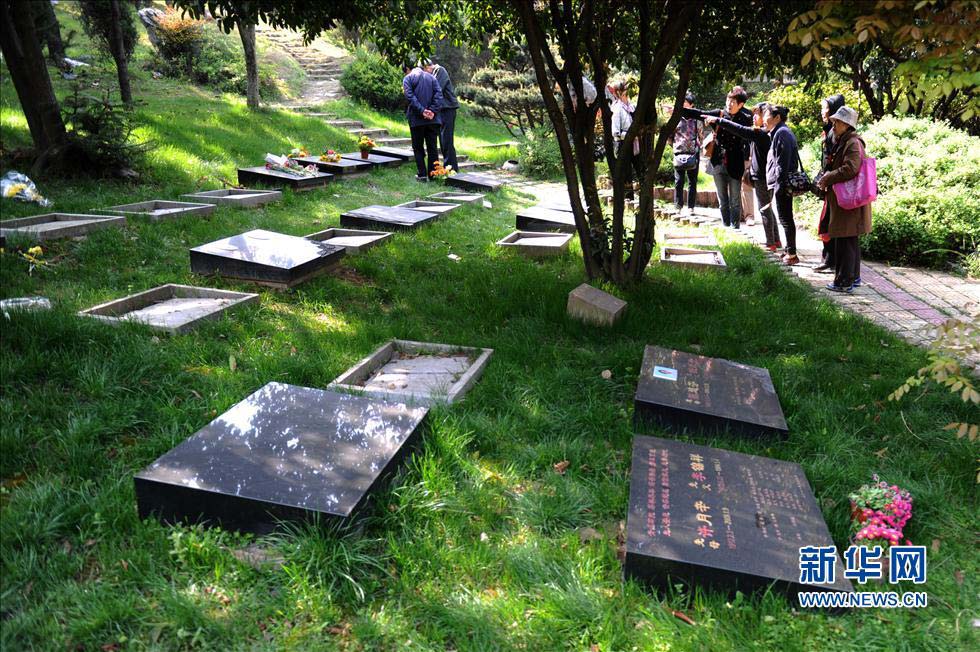 Hangzhou residents visit the lawn grave in a cemetery on April 2, 2013. As a new form of burial, green burial offer a wide range of grave type including tree grave, flower grave, wall grave, indoor grave and others. (Photo/Xinhua)