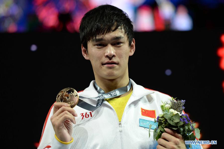 Sun Yang of China poses during the awarding ceremony of the men's 800m freestyle final of the swimming competition at the 15th FINA World Championships in Barcelona, Spain on July 31, 2013. Sun Yang won the gold medal with 7 minutes and 41.36 seconds. (Xinhua/Guo Yong)