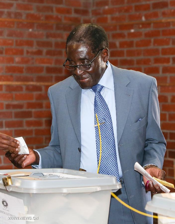 Zimbabwe's incumbent President and presidential candidate of Zimbabwe African National Union-Patriotic Front (Zanu-PF) Robert Mugabe casts his ballot at a polling station in Harare, capital of Zimbabwe, July 31, 2013. Robert Mugabe, Africa's oldest leader at 89, said Wednesday that he will serve a full five-year term if re-elected into the office. A total of 6.4 million registered voters in Zimbabwe lined up to cast their ballots at 9,735 polling stations on Wednesday to choose a president, legislators and local councilors. (Xinhua/Meng Chenguang)