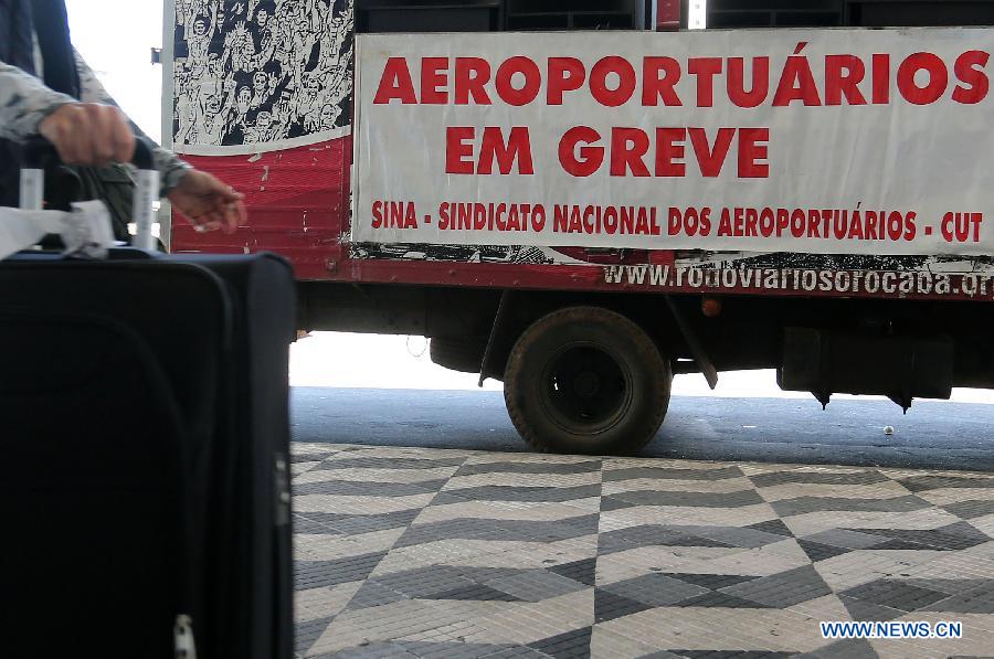 A banner announcing a strike (greve, in Portuguese) of airport workers is seen in the Congonhas airport, in Sao Paulo, Brazil, on July 31, 2013. The strike that began on Wednesday affected the main airports in Brazil, according to local press. (Xinhua/Rahel Patrasso)