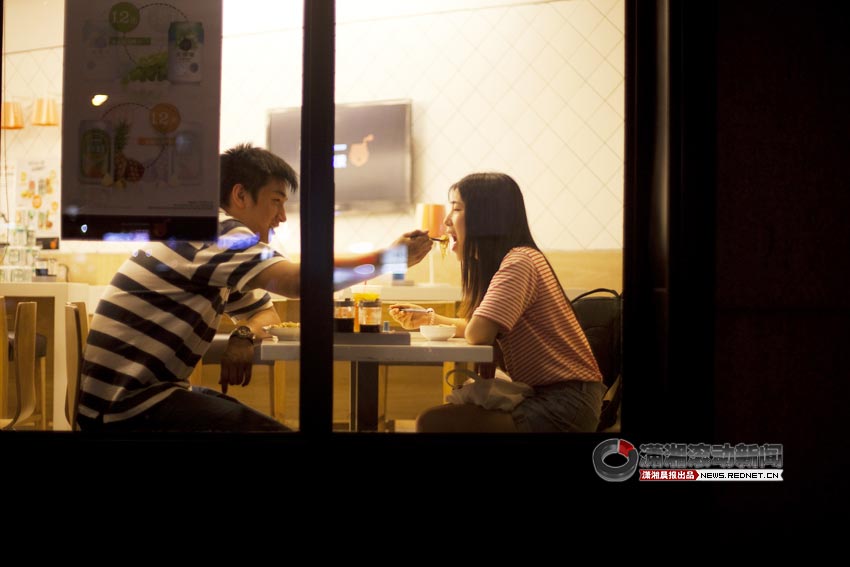 Before separation, Wu Jia and Liu Tongwei go to a restaurant for a meal together, June 22, 2013. (XiaoXiang Morning Herald/Jiang Limei)