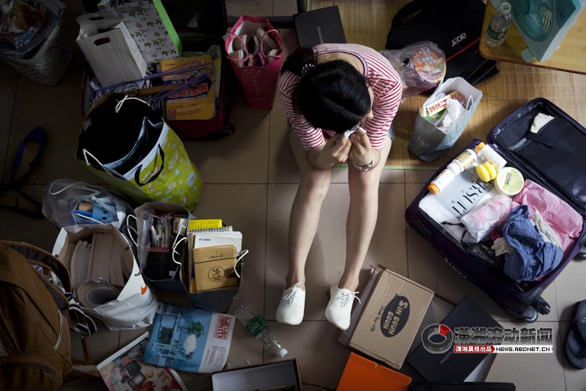 The university requires graduates to move out of the dorm, so Wu Jia has to pack up and leave, June 22, 2013. (XiaoXiang Morning Herald/Jiang Limei)