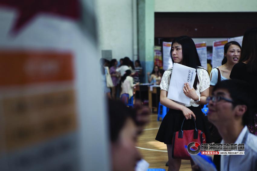 In order to stay in Changsha with her boyfriend Liu Tongwei, Wu Jia tries to find an opportunity at a job fair in the gymnasium of Hunan Normal University, June 15, 2013. However, she failed to find a job in Changsha after a long search. (XiaoXiang Morning Herald/Jiang Limei)