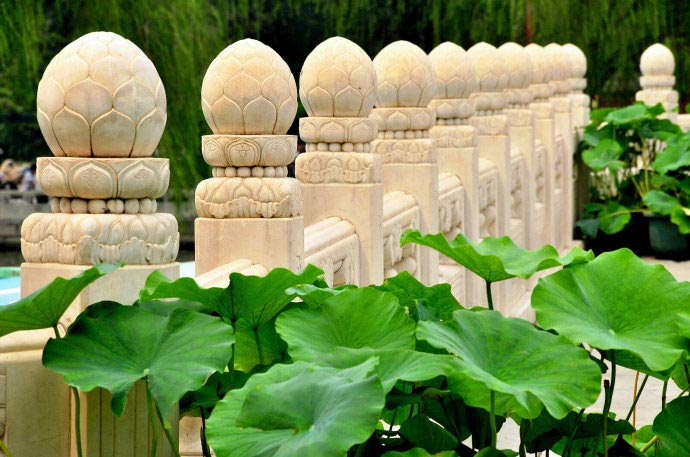 The lotus motif is echoed on the bridge itself, which is decorated with carved lotus flowers and petals. (CRIENGLISH.com/Song Xiaofeng)