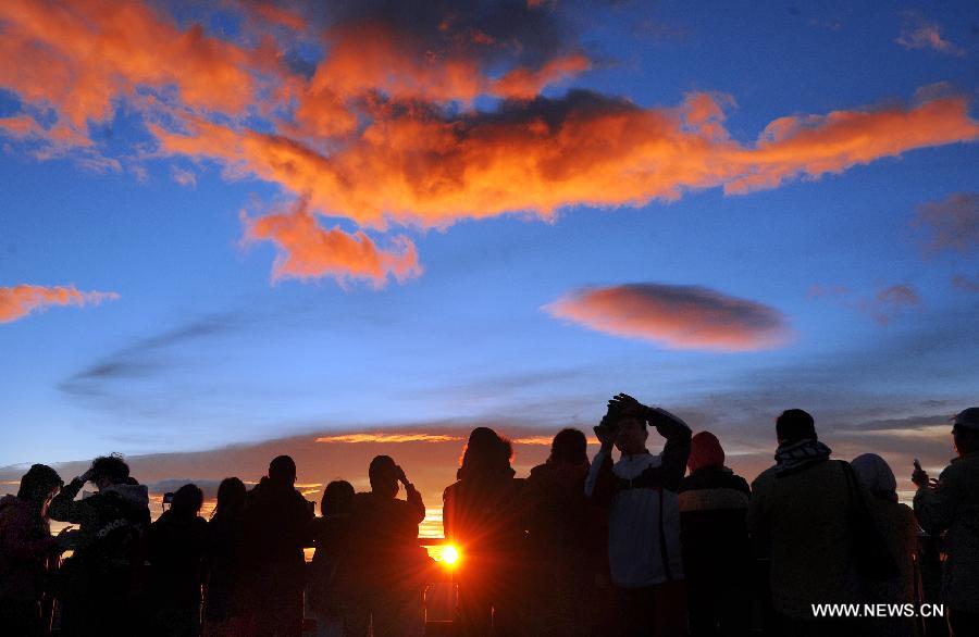 Visitors enjoy the beautiful sunrise in Nantou County, southeast China's Taiwan, Aug. 1, 2013. (Xinhua/Tao Ming)