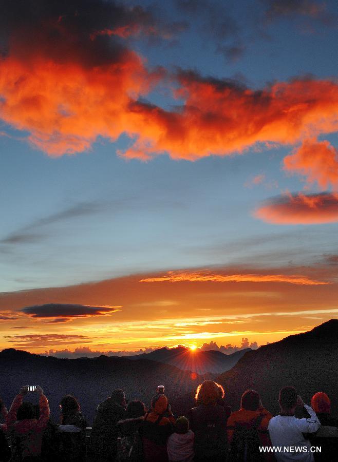 Visitors enjoy the beautiful sunrise in Nantou County, southeast China's Taiwan, Aug. 1, 2013. (Xinhua/Tao Ming)