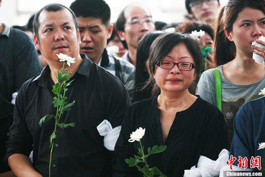 The victims' families and friends presented flowers during the memorial service to mourn the victims. (Li Chenyun/CNS)