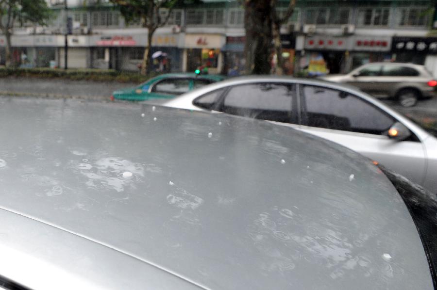 Photo taken on Aug. 1, 2013 shows the hailstone fallen on a car in Hangzhou City, capital of east China's Zhejiang Province. Hangzhou saw a hail in some of its urban areas on Thursday. (Xinhua/Ju Huanzong) 