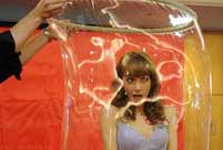 Czech artist performs bubble show at Hong Kong mall 