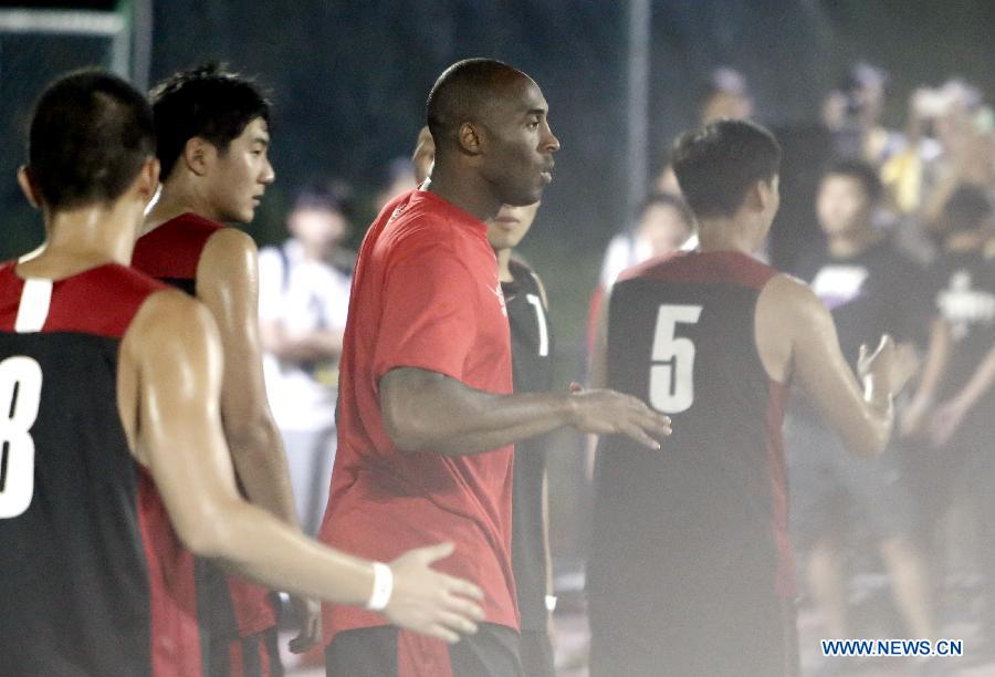 Los Angeles Lakers NBA star Kobe Bryant (3rd L) are seen with sports fans during a sports promoting activity calling for the youngsters to take part in sports games in summer nights in east China's Shanghai Municipality, Aug. 7, 2013. (Xinhua/Fan Jun)