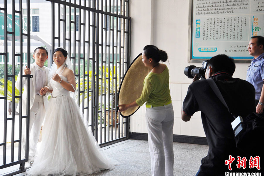 Prisoners take wedding dress photos to welcome Qixi festival