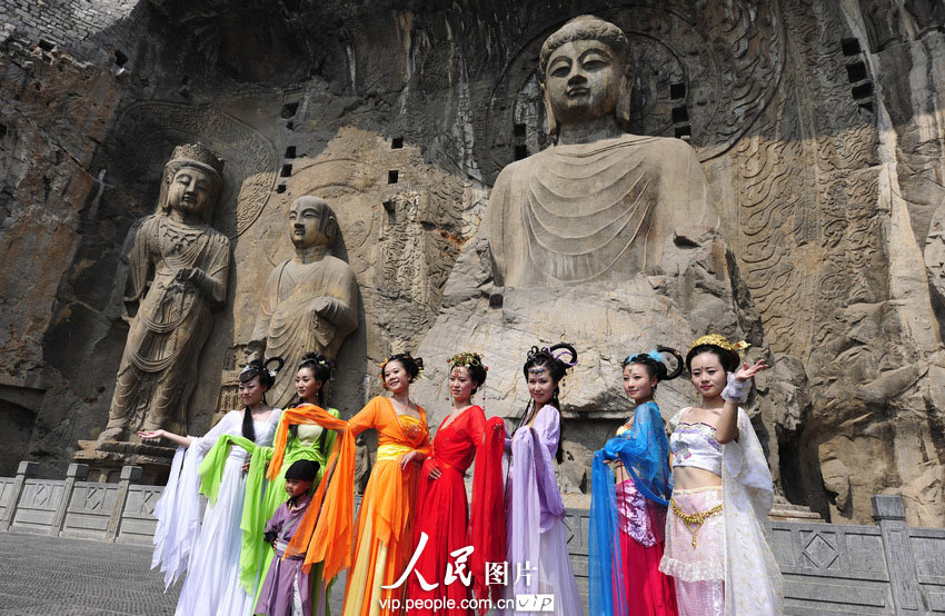 A celebrating activity themed "Romantic Qixi, My crossing dream" is held at Longmen Grottoes scenic spot in Luoyang, central China's Henan province, Aug. 10, 2013. (vip.people.com.cn/Huang Zhengwei)