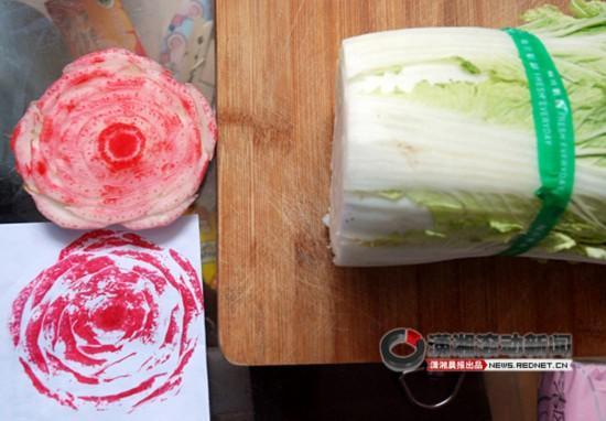 A mircroblog that teaches people to make a rose stamp using Chinese cabbage has become a hit on the Internet. (Chinanews.com)