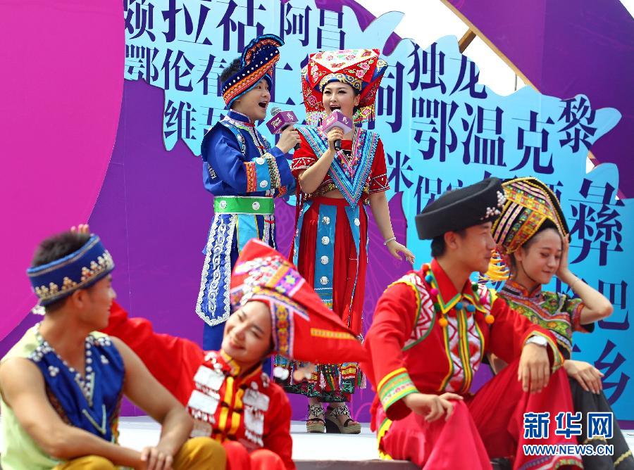 Zhuang couples sing love song on Qixi Festival, Aug 13. (Xinhua/Yang Shiyao)