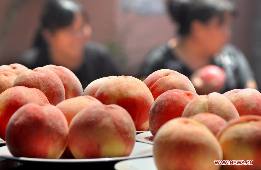 People participate in a peach contest in Haoping Village of Zhangjiapo Town, Yiyuan County, east China's Shandong Province, Aug. 21, 2013. People in the town held the peach contest to celebrate harvest and greet the traditional Hungry Ghost Festival which falls on Wednesday this year. (Xinhua/Zhao Dongshan)