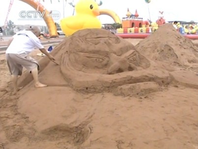 The northeastern Chinese city Dalian is holding a beach festival, which features a lively sand sculpture competition. (CNTV)