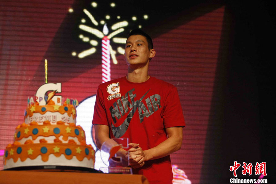 NBA player Jeremy Lin meets fans in Shanghai ahead of his birthday on Thursday, August 22, 2013. (Photo/Chinanews.com)