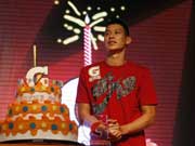 Jeremy Lin meets fans in Shanghai, receives birthday cake