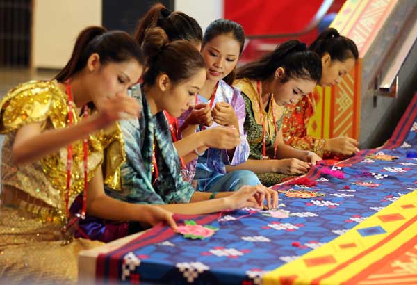 An embroidery show displays traditional Southeast Asian culture at the 10th China-ASEAN Expo, which opened in Nanning, capital of the Guangxi Zhuang autonomous region, on Tuesday.Wu Zhiyi / China Daily