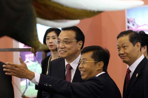 Premier Li Keqiang visits the Thailand hall at the 10th China-ASEAN Expo in Nanning, in the Guangxi Zhuang autonomous region, on Tuesday.(WU ZHIYI / CHINA DAILY) 