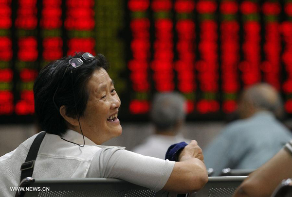 An investor is seen in front of a screen showing stock information at a trading hall of a securities firm in Shanghai, east China, Sept. 9, 2013. Chinese shares rallied on Monday as newly released data concerning consumer inflation, producer price and foreign trade pointed to a strengthening national economy. (Xinhua/Ding Ting)