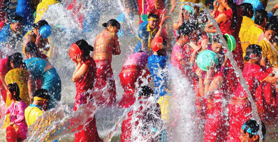 Photo taken by photographer Jiang Minglin shows people splash or pour water  over each other for fun as well as blessing to rinse away sickness and misfortune. (Provided to People's Daily Online)