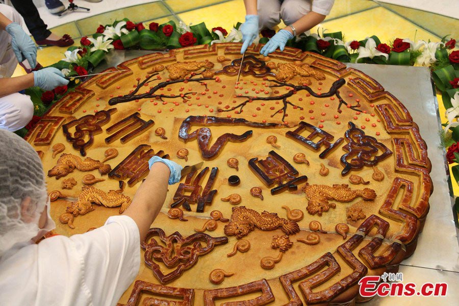 Photo taken on September 17, 2013 shows a mooncake, with a weight of 0.5 ton, is seen in Hefei, capital city of east China's Anhui province. (China News Service/Zhang Yazi)