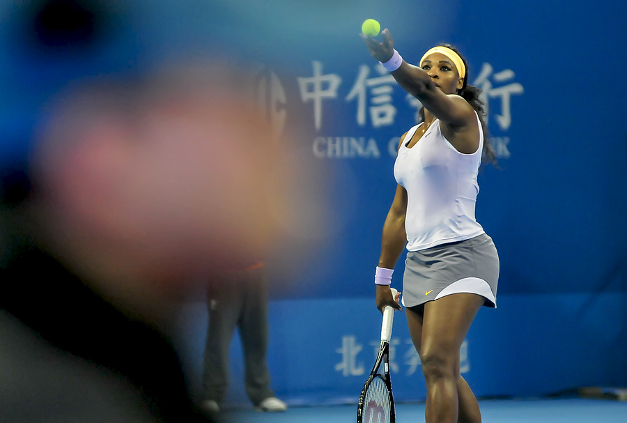 World No.1 female tennis player Serena Williams serves in the opening round of the China Open on Sept 29, 2013. (Li Zhenyu/People's Daily Online)
