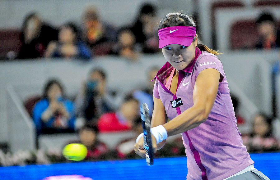 Li Na plays in the second-round of the China Open tennis tournament. (Li Zhenyu/People’s Daily Online)