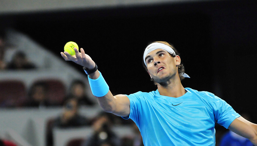 Rafael Nadal serves in the second round of the China Open against Philipp Kohlschreiber. (Li Zhenyu/People's Daily Online)