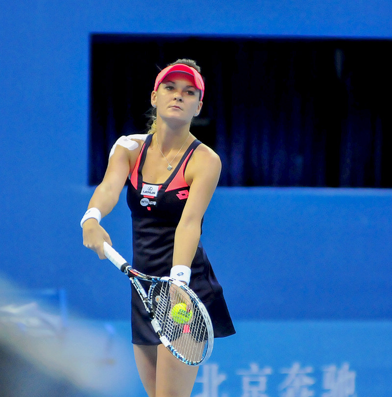 Agnieszka Radwanska serves in the second round of the China Open against Madison Keys. (Li Zhenyu/People's Daily Online)