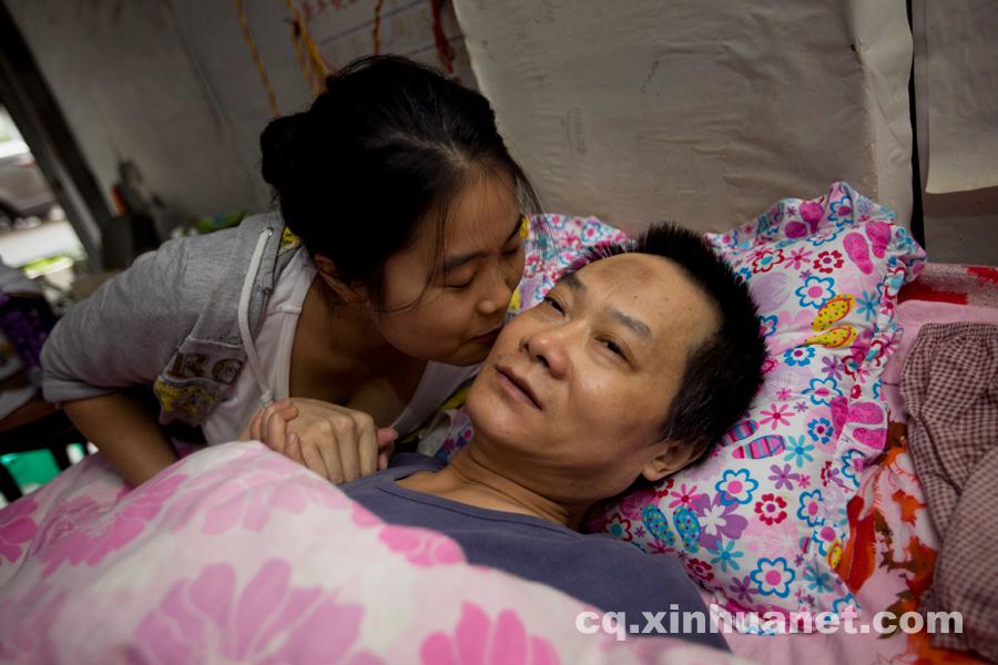 Days with father – A girl has taken care of paralyzed father for 10 years 