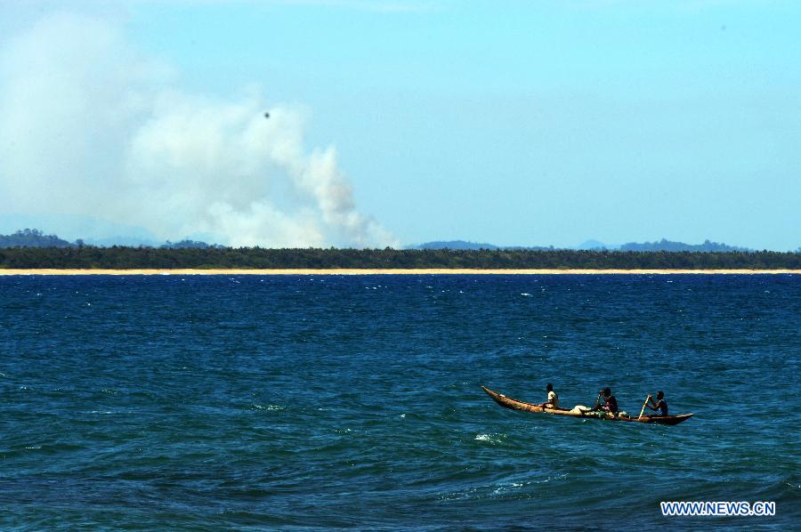 The photo taken on Nov. 22, 2013 shows rising smoke due to mountain burning in Sambama, northeast Madagascar. (Xinhua/Wu Xiaoling)
