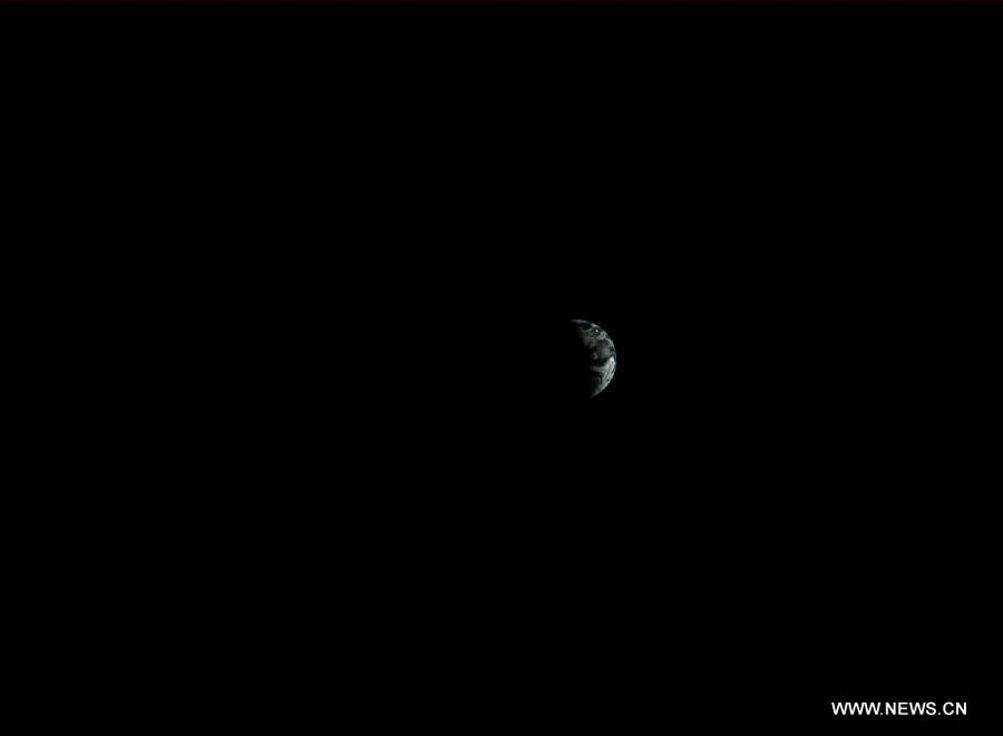 Moonscape photos shot from China's Chang'e-3