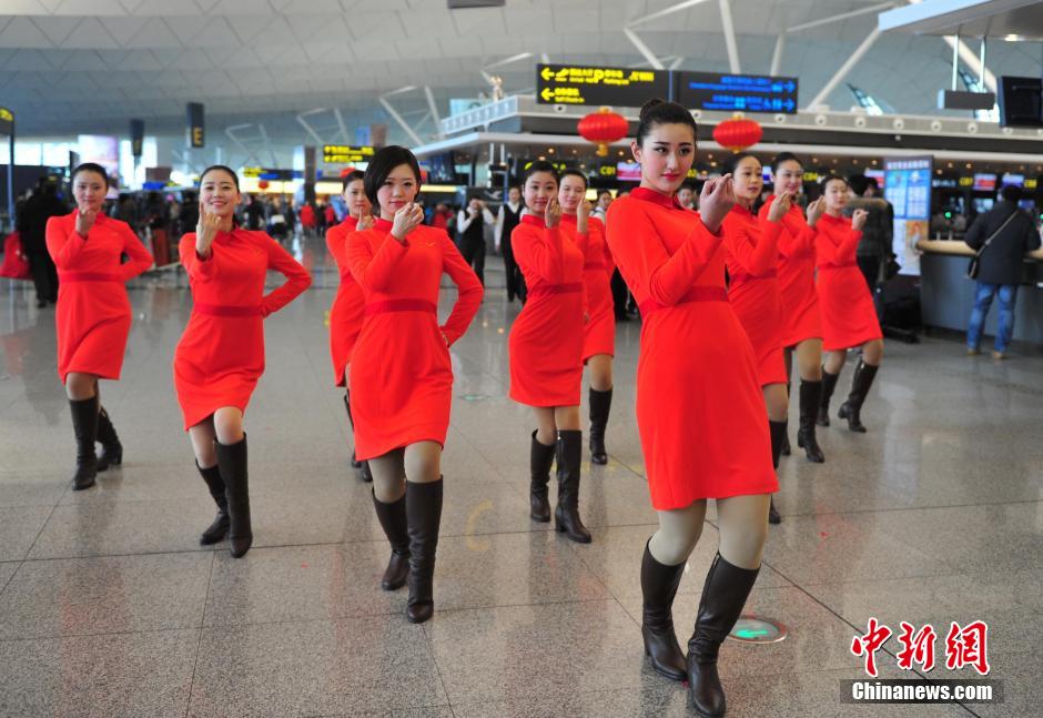 Photo taken on Jan. 23 shows airport workers performing flash mob dance in the terminal building of Taoxian International Airport in Shenyang, north China's Liaoning province, to bring joys and happiness to passengers during the Spring Festival. (Photo/CNS)