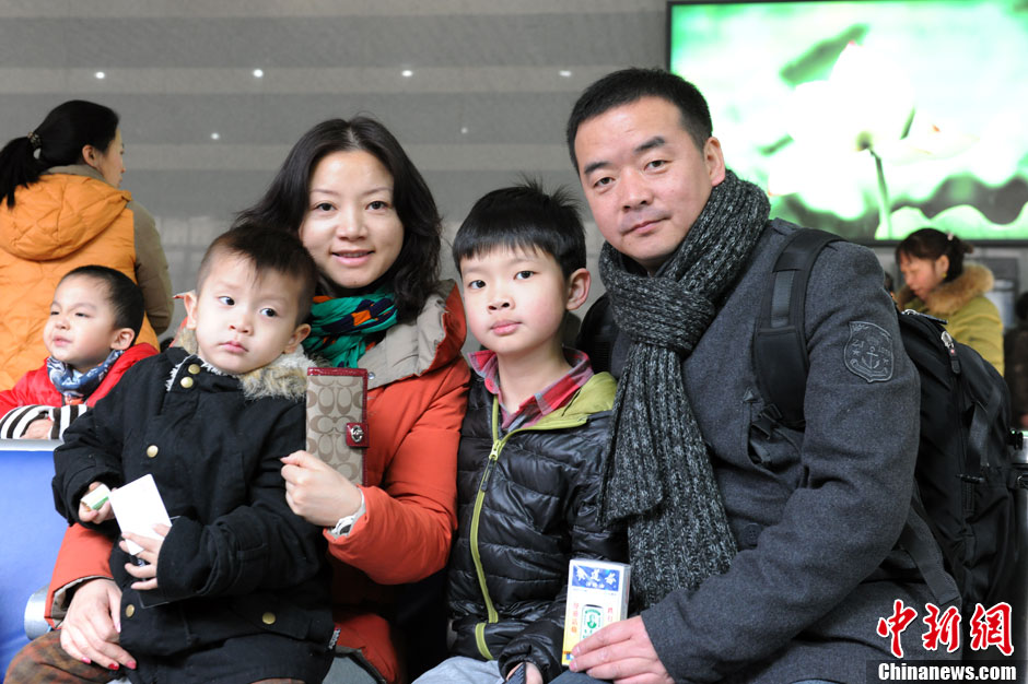 Mr. Miao and his family bring home gifts for each family member, including clothes, handbags, watches and snacks. (Chinanews/Zhang Yue)