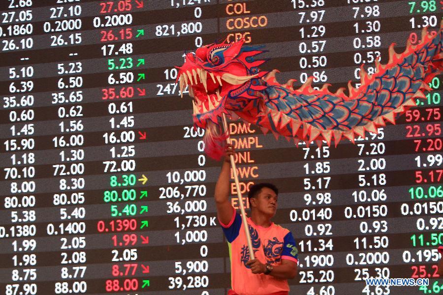 A dragon dancer performs to celebrate the Chinese Lunar New Year at the trading floor of the Philippine Stocks Exchange in Makati City, the Philippines, Feb. 3, 2014. (Xinhua/Rouelle Umali) 
