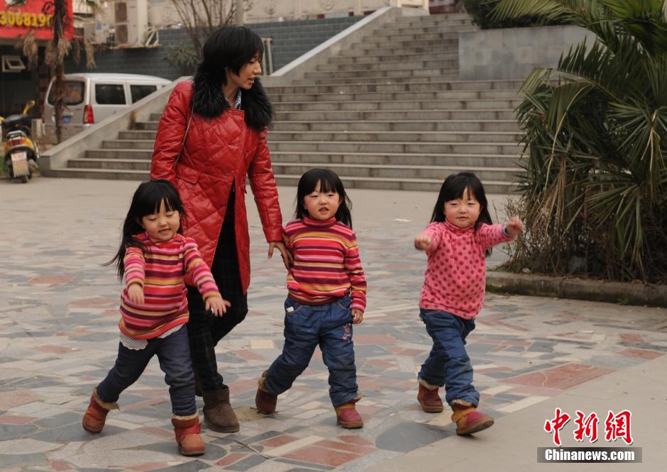 Brave mother fights cancer, enjoys Spring Festival with her triplets