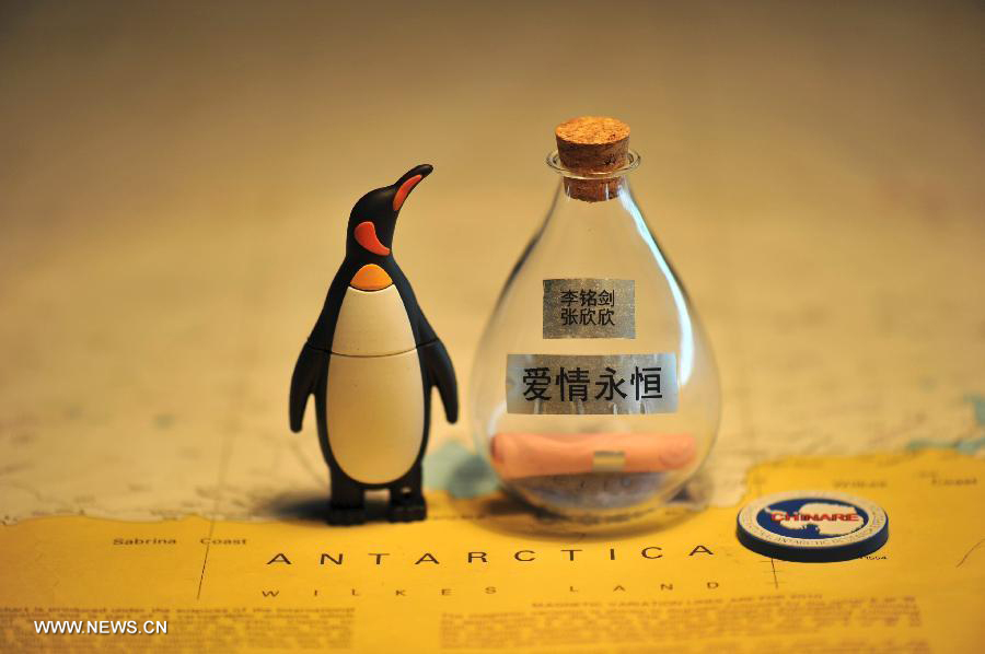 Photo taken on Feb. 11, 2014 shows the "love drift bottle" made by Li Mingjian, the third officer of Chinese research vessel and icebreaker Xuelong (Snow Dragon), to express missing and blessing for his wife on Xuelong in Antarctica. As the Valentine's Day and Lantern Festival approach, which fall on the same day this year, 10 sailors of Xuelong on Tuesday released "love drift bottles" at the sea in Antarctica. (Xinhua/Zhang Jiansong)