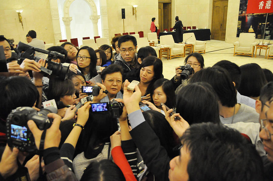 HD Photo: Rita Fan mobbed by journalists